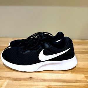 Women’s Nike Tennis shoes size 9.5